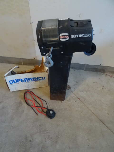 lot 51 image: 2500 LB super winch cable winch. Me...