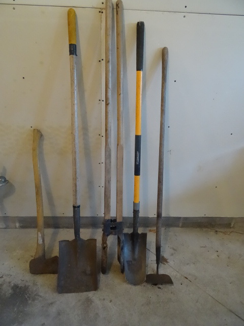 lot 52 image: Hoe. 2 shovels. Clam shell post dig...