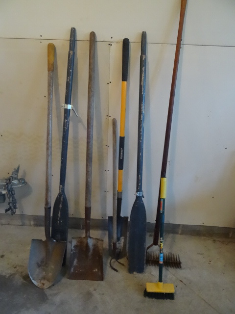 lot 53 image: Pair of oars. Shovels. Rake. Car wa...
