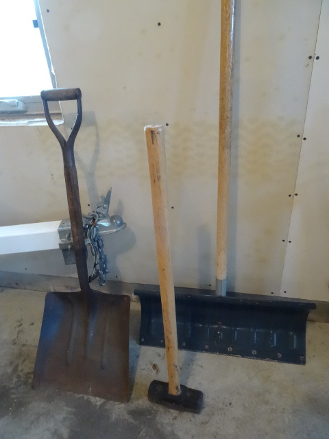 lot 59 image: Scoop shovel. Snow shovel. Sledge h...