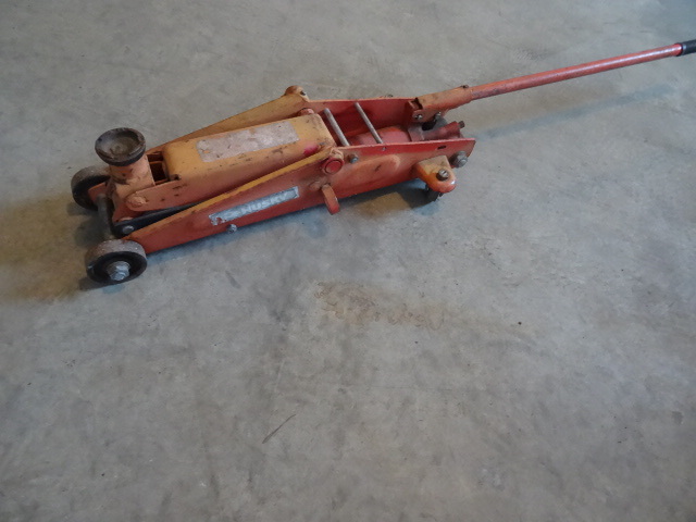 lot 87 image: Husky rolling floor jack. Works...