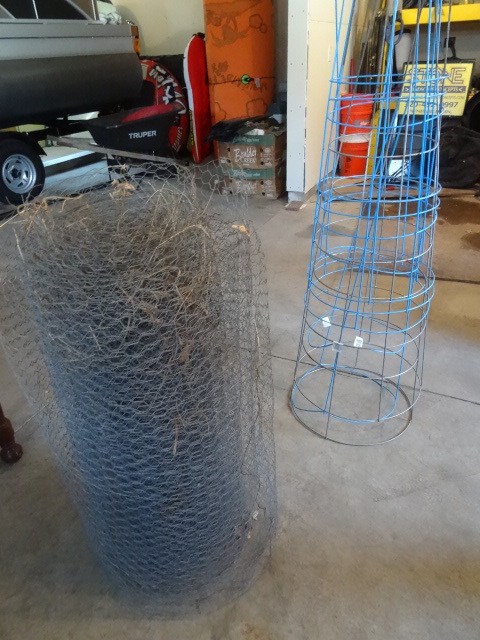 lot 88 image: 5 tomato cages and 36 chicken wire...