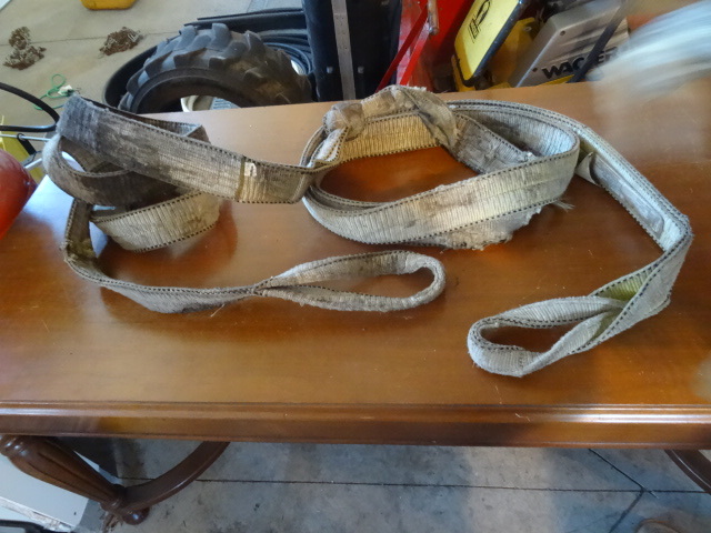 lot 91 image: Tow strap and 4 way lifting strap. ...