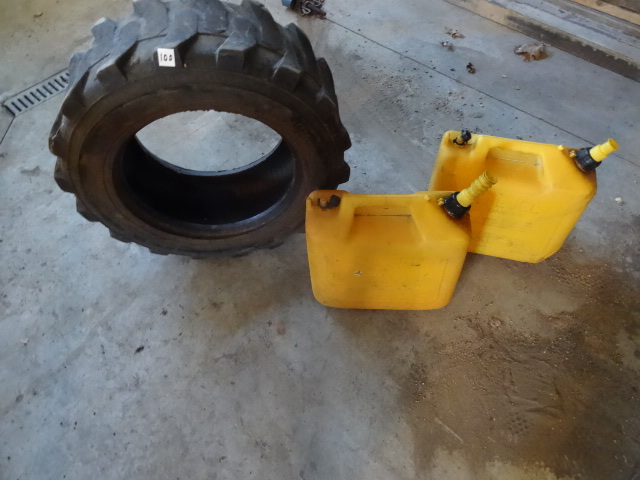 lot 100 image: 10-16.5 skid tire. With rim guard. ...