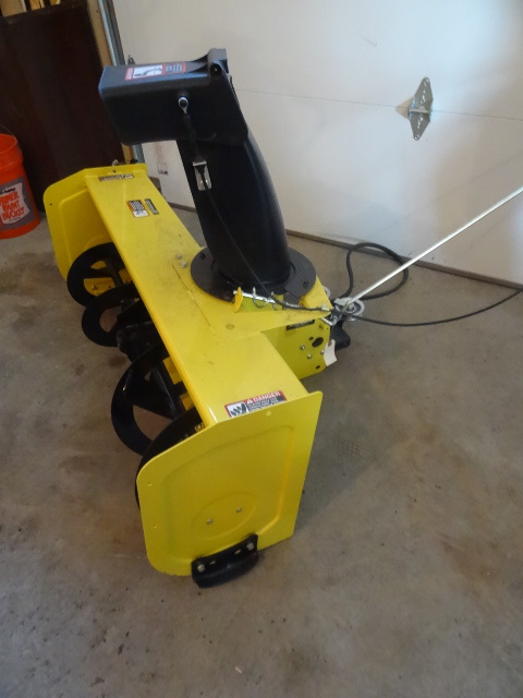 lot 105 image: John Deere 44 snow blower. Like ne...