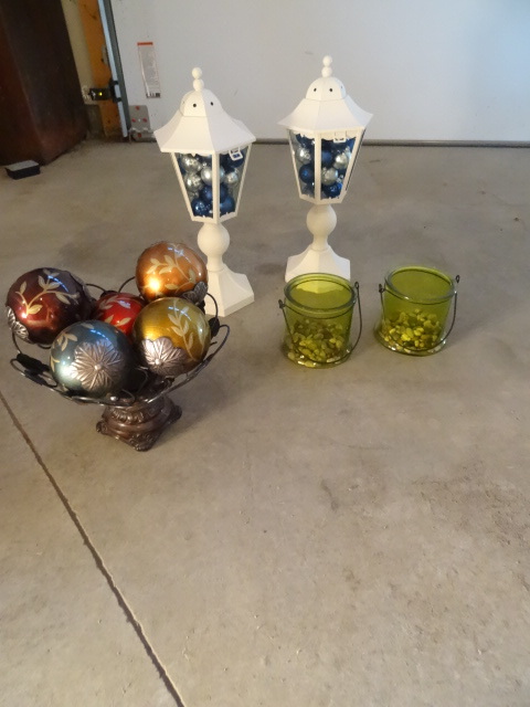 lot 116 image: Misc Christmas dcor. 2 jars with ...