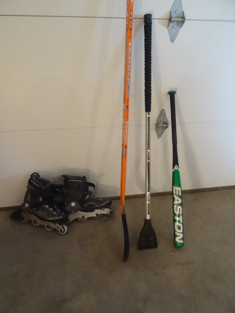 lot 119 image: Size 10 roller blades. Hockey and b...