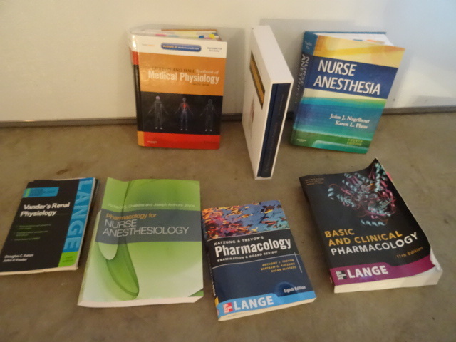 lot 121 image: Misc medical school books. 7 total....