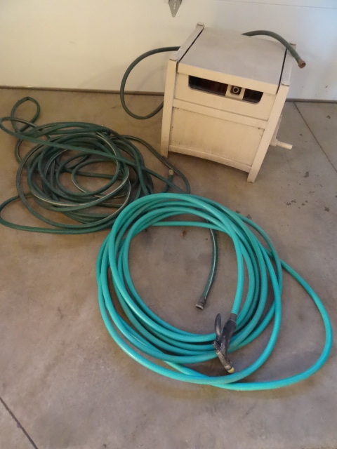 lot 127 image: Suncast hose reel box with hose. 2 ...