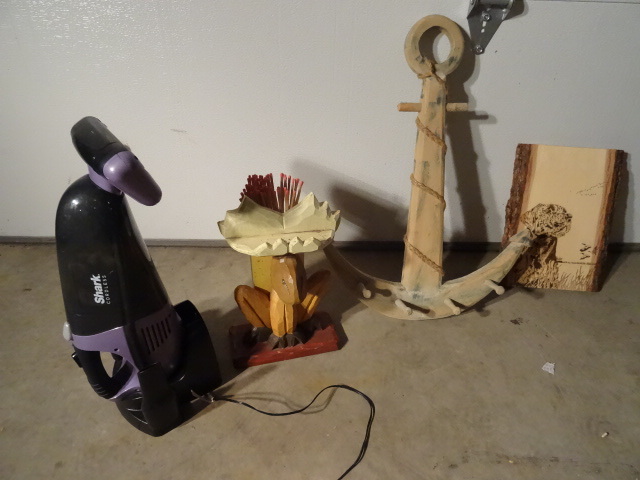 lot 141 image: Shark hand held vacuum with chargin...