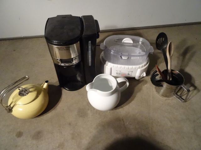 lot 142 image: Hamilton beach brew station. Sunbea...