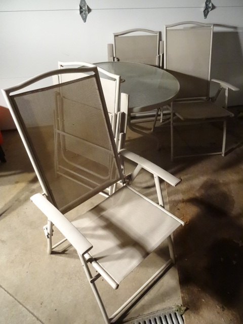 lot 156 image: 36 patio table and 4 fold up patio...