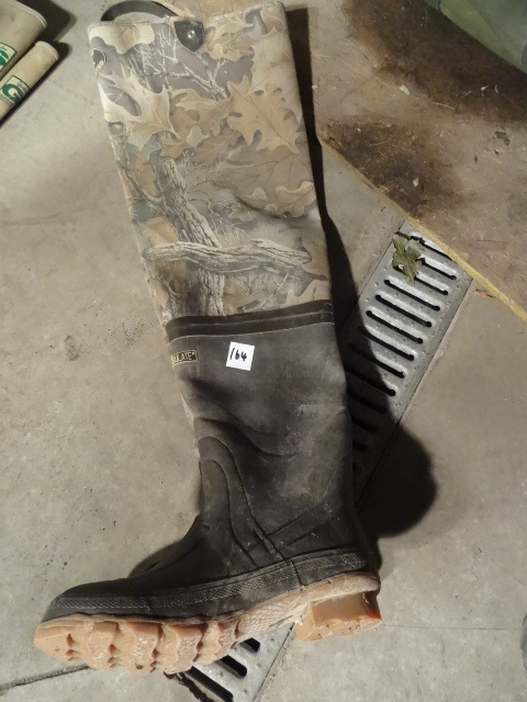 lot 164 image: Ducks unlimited Size 7 waders....