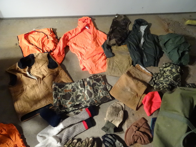 lot 166 image: Misc hunting clothes. Full rain sui...