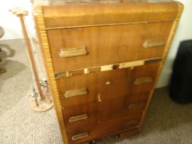 lot 189 image: Vintage 4 drawer dresser. 29 x 18 x...