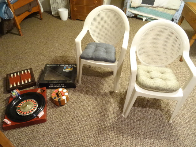 lot 191 image: 2 patio chairs. Roulette set. New. ...