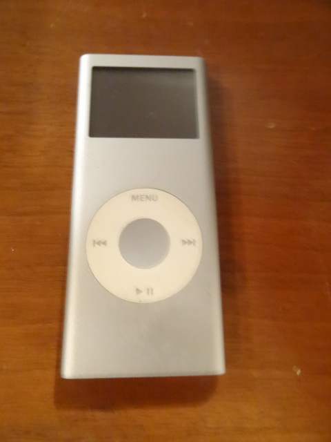 lot 205 image: I POD 4 GB with charger...