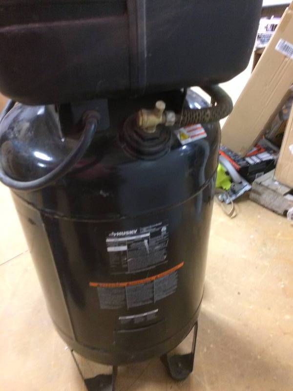 lot 1 image: Husky 20 Gal Compressor used in working conditions missing filter
