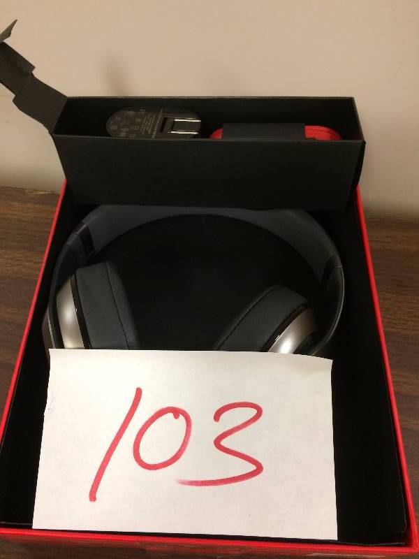 lot 103 image: beats Studio in like new condition
