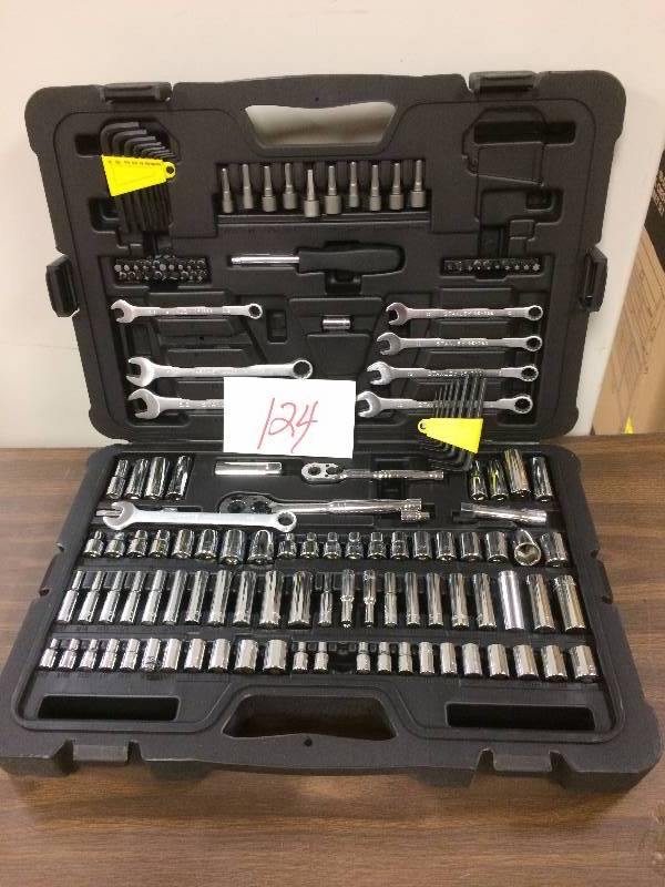 lot 124 image: Stanley 145 Mechanics Tool Set Never used
