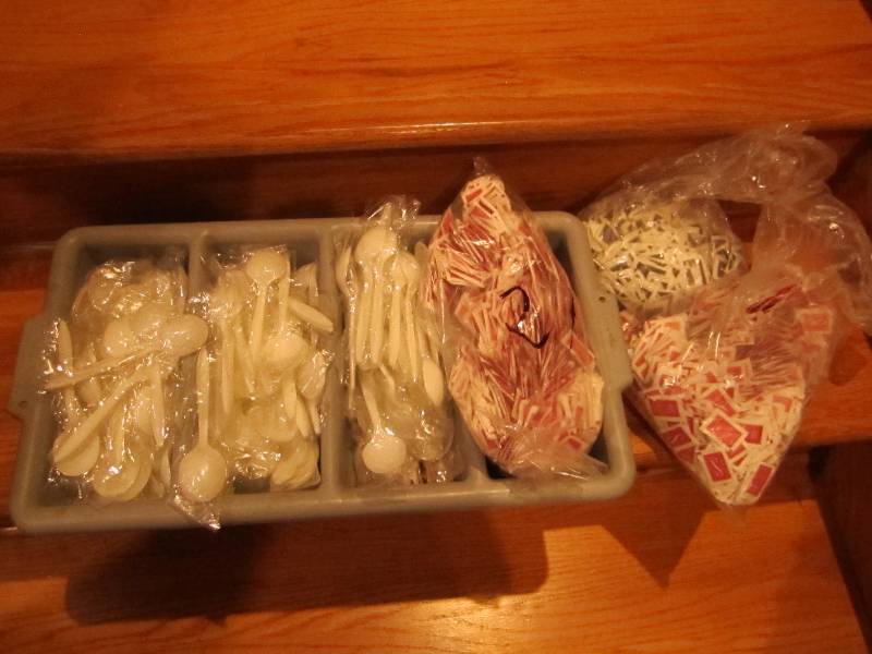 Rubbermaid divided plastic serving ...