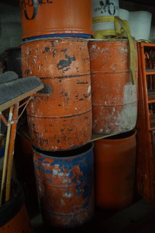 lot 86 image: 55 Gallon Plastic Drums