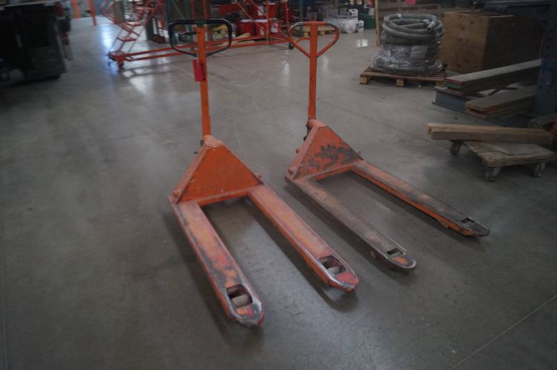 lot 139 image: Pallet Jacks