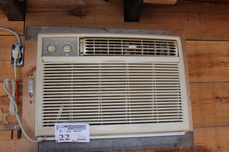 lot 22 image: Window Air Conditioner