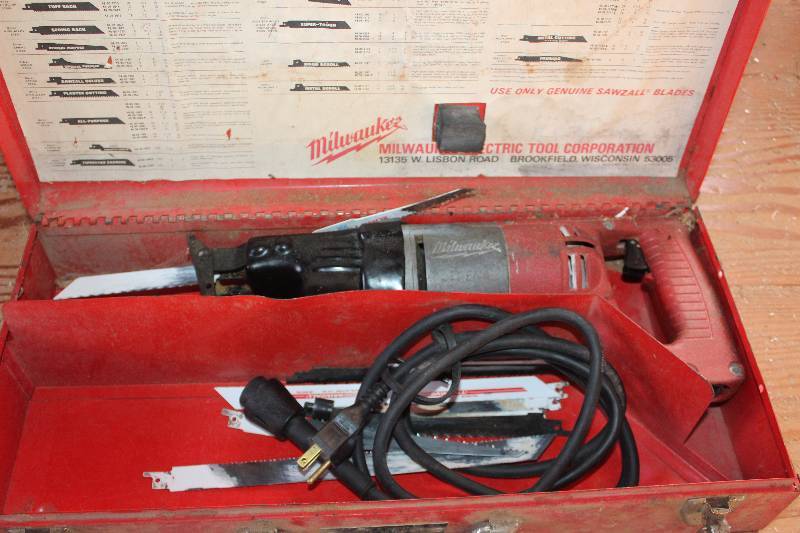 lot 16 image: Milwaukee Sawzall w Case