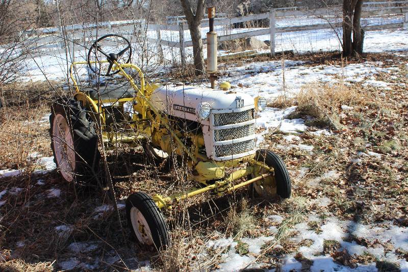 lot 3 image: International Tractor