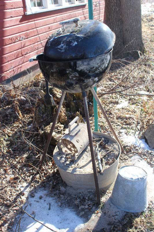 lot 56 image: Charcoal Grill