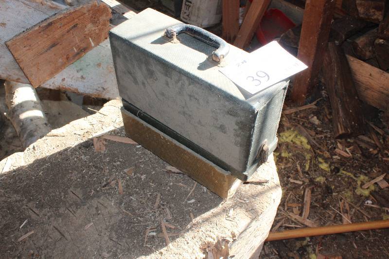 lot 39 image: Viewlex Projectors Vintage Slide Carrier 35mm Projector w Case