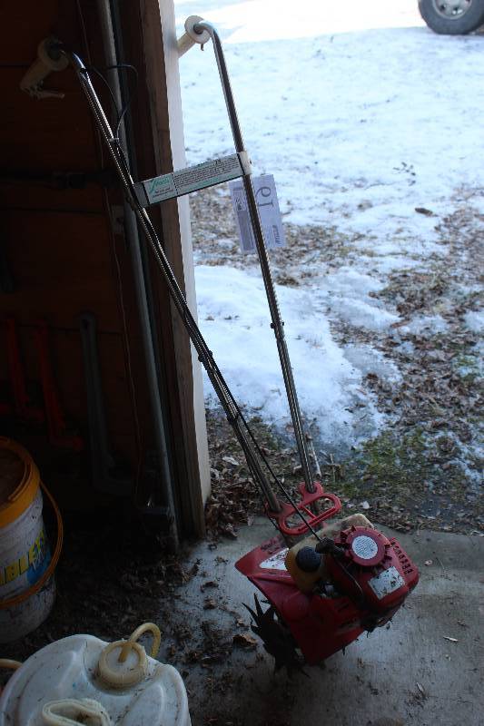 lot 61 image: Mantis Yard Tiller