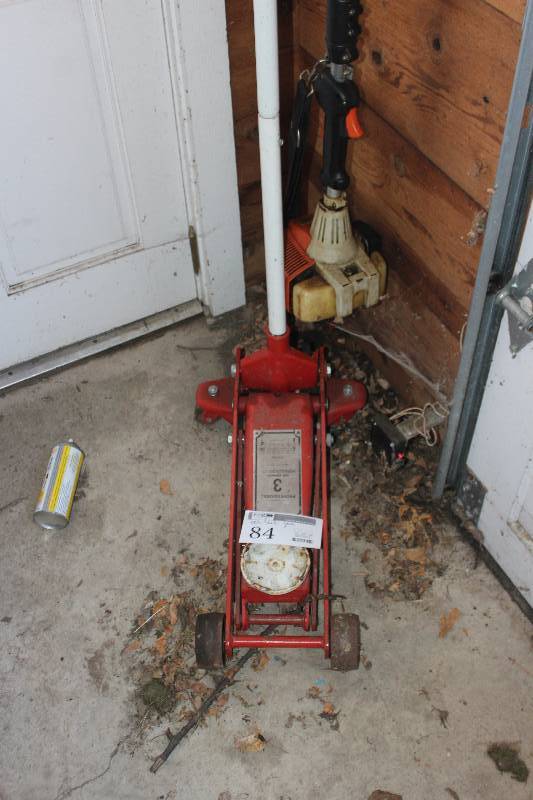 lot 84 image: Professional 3-Ton Hydraulic Floor Jack
