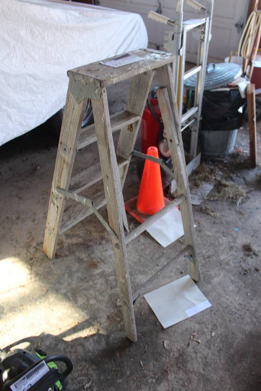 lot 86 image: 4ft. Ladder