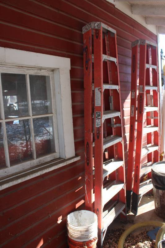 lot 95 image: Werner 8ft. 300lbs. Extra Heavy Duty Professional Fiberglass Ladder