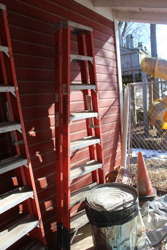 lot 96 image: Werner 8ft. 300lbs. Extra Heavy Duty Professional Fiberglass Ladder