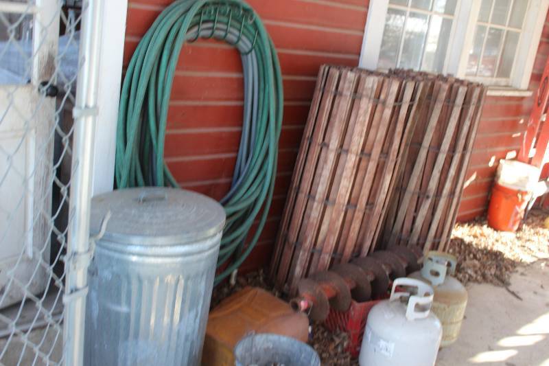 lot 101 image: Fencing, Hardware