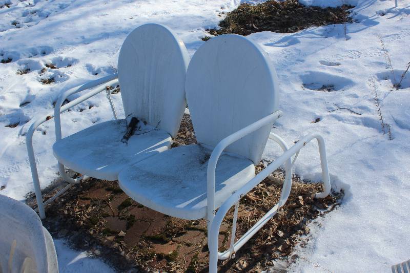 lot 104 image: Metal 2-Seat Glider