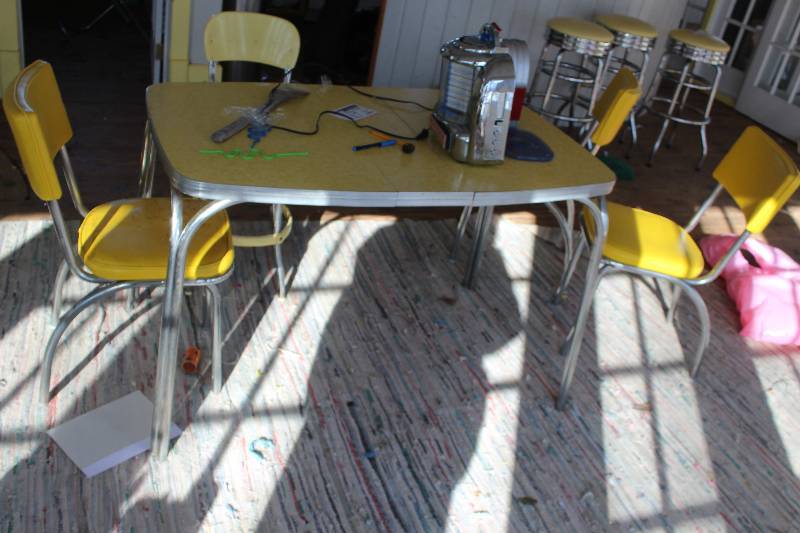 lot 117 image: Vintage 1950 Table, Crosley Collectors Edition CR-10 Radio