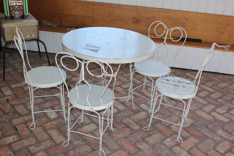 lot 107 image: Metal Table & 4-Chairs