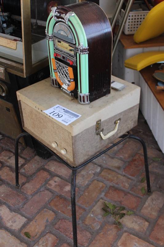 lot 109 image: Mini-Jukebox, Record Player