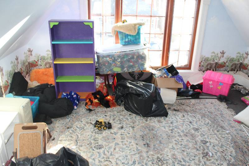 lot 129 image: Room Lot Includes Toys