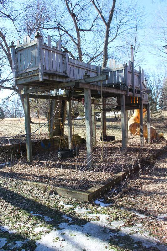 lot 144 image: Childrens Swing Set and Activity Center