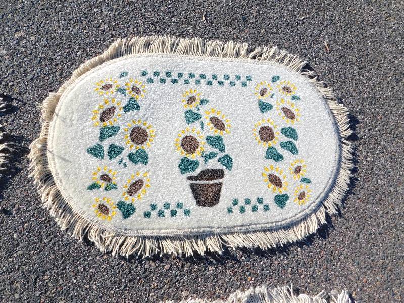 2x3 Hand Painted Small Fringed Oval Rug