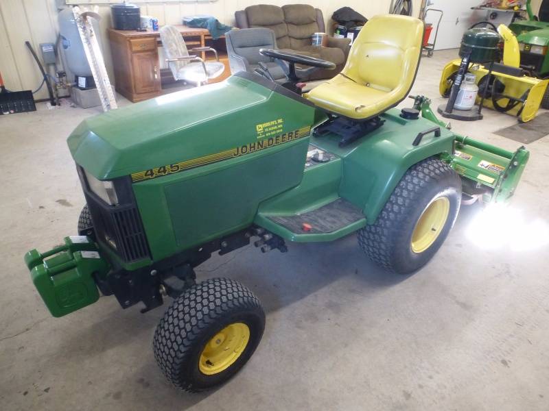 lot 5 image: John Deere 445 Lawn Tractor