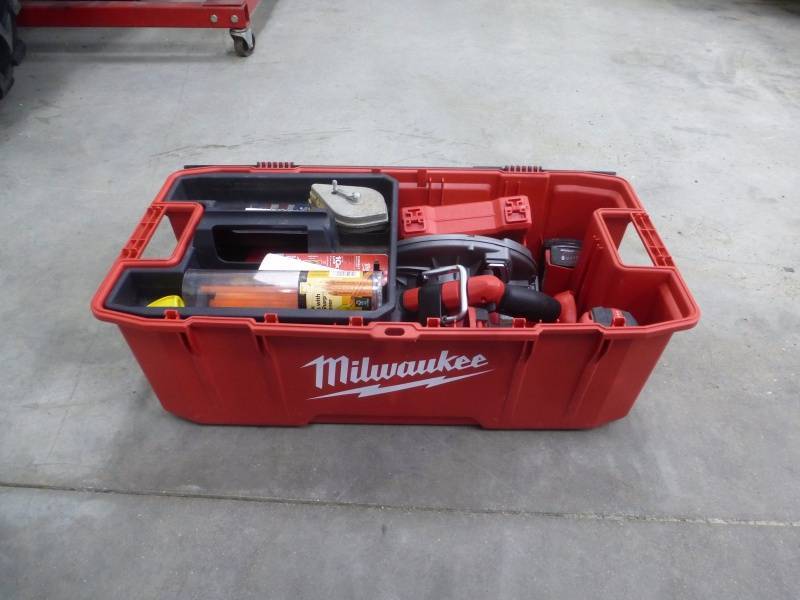 lot 7 image: Milwaukee Power Tool Set