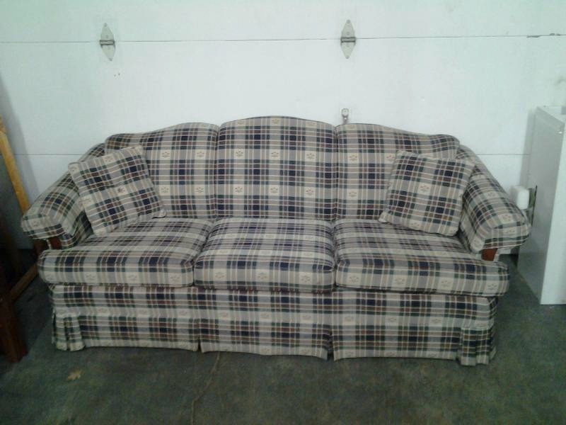lot 1 image: Amish-Made Couch By Smith Brothers Of Berne, Indiana (6-12 Ft)