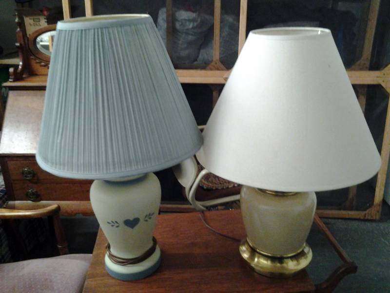 lot 7 image: 2-Table Lamps With Shades