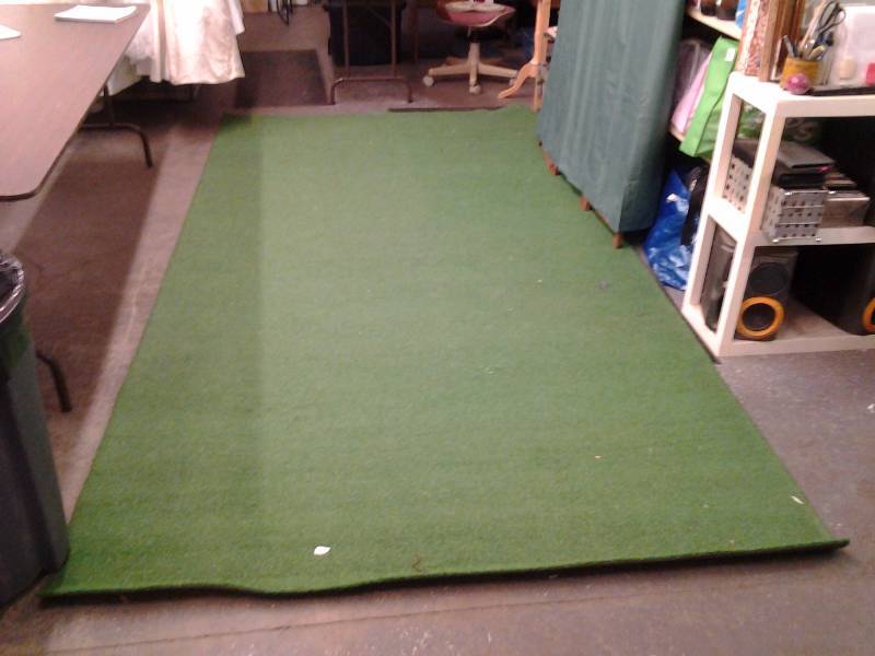 lot 22 image: Artificial Turf Rug 12 FT x 6 Ft